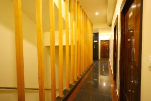 斯里卡拉哈斯蒂Hotel Vijaya Grand的大楼内带木制隔板的走廊