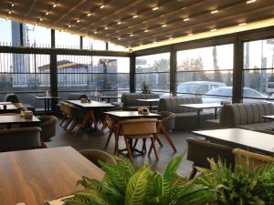 安塔利亚Isnova Hotel的餐厅设有桌椅和窗户。