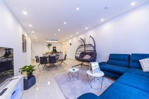 拉登堡Lit Living: Luxury - Box Spring - Zwischen MA und HD - Netflix - 8 Personen的客厅配有蓝色的沙发和桌子
