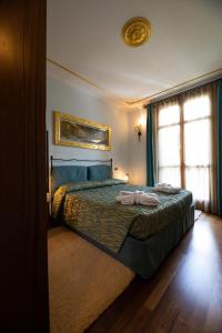 利莫内皮埃蒙特Villa Teresa的一间卧室设有一张床和一个窗口