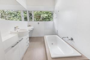 Lake TyersFlounder的白色的浴室设有水槽和浴缸。