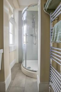 巴斯Number 17 Bath的带淋浴的浴室和玻璃门