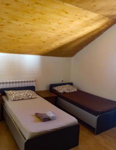 波德戈里察Vila Natalija的配有木天花板的客房内的两张床