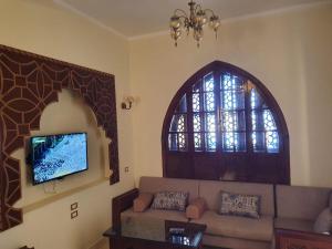 法尤姆Tunisia Castle Motel的带沙发和窗户的客厅
