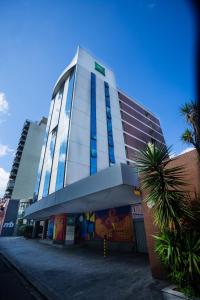 贝伦ibis Styles Belem Batista Campos的街道上高大的建筑,有蓝色的窗户