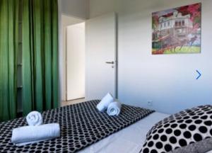 莱特鲁瓦西莱Villa Jalna Zamana appartement piscine privée jardin的一间卧室配有一张床,上面有两条毛巾