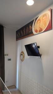 庞贝多齐维塔B&B酒店的墙上的画,上面有照片