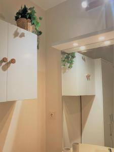 多维尔Studio proche plage balcon et parking的浴室设有白色橱柜和镜子