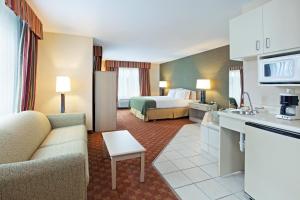 科尔宾科尔宾智选假日酒店&套房的酒店客房设有床和客厅。