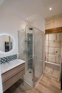 阿尔勒Ateliers, Terrasse - Parking - Clim的带淋浴和盥洗盆的浴室