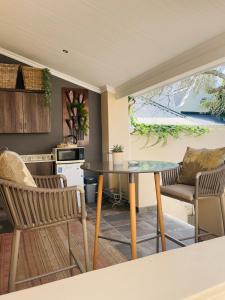 莫塞尔湾C-Vu-Cottage cosy and warm private apartment的厨房配有桌子和两把椅子