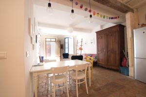 阿尔勒Baudan - Clim - Terrasse的厨房以及带桌椅的用餐室。