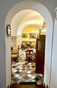 佩斯卡塞罗利杜卡阿布鲁齐酒店的走廊上设有桌椅