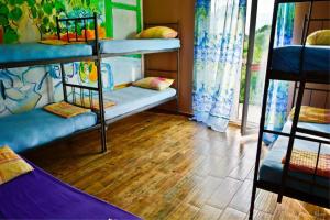 蒂瓦特安东旅馆的客房设有三张双层床,铺有木地板。