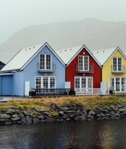 LeirvíkNew Boat House的水体前的一排房子