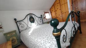 奥温多利Appartamento Bucaneve的卧室配有黑白床。