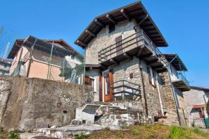 皮亚内洛德拉廖Casa sul Lago di Como的一座建筑前面有栅栏