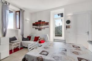 皮亚内洛德拉廖Casa sul Lago di Como的白色卧室配有床和沙发