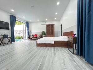 头顿Homestay Luna mountain & sea views!的一间大卧室,配有一张床和一个大窗户