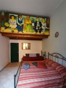 比萨Pisa Train Stop的一间卧室配有一张壁画床