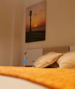 加的斯Quiero Cádiz的卧室配有一张挂在墙上的床铺