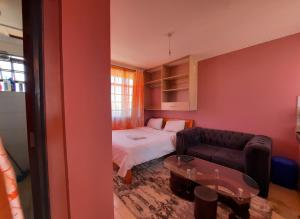 KikuyuPine Residency w Secure Parking, Wifi, Netflix & Rooftop Views的客厅配有沙发和1张床