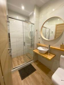 斯巴达Flight Apartments Airport by Airstay的带淋浴、盥洗盆和镜子的浴室