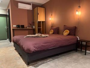 BlesdijkeNatuur lodge的一间卧室,卧室内配有一张大床