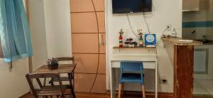 里约热内卢Sweet Studio Lapa的一间设有桌子的房间和墙上的电视