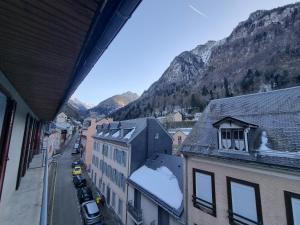 科特雷Coeur de Cauterets appartement 53m² 4/6 personnes的享有城市美景,拥有雪覆盖的建筑和山脉