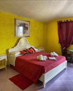 瓦雷多利亚Hotel La Ciaccia的一间卧室配有一张带红色床单的大床
