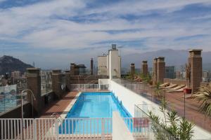 圣地亚哥VIP Apartments Chile的建筑物屋顶上的游泳池