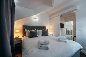 伊莫茨基BOUTIQUE APARTMENTS IMOTSKI, Imotski - Makarska的卧室配有带毛巾的大型白色床