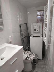 PolignacLa maison D'Orée的白色的浴室设有卫生间和水槽。