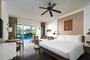 蔻立JW Marriott Khao Lak Resort and Spa的一间带大床的卧室和一间客厅