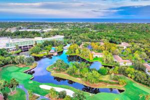 庞特韦德拉比奇锯齿草万豪高尔夫度假酒店的享有度假村高尔夫球场的空中景致