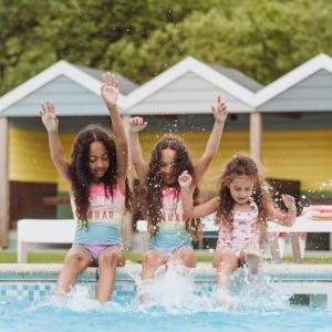 纽基Newquay Bay Resort的三个女孩在游泳池里玩耍