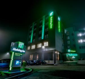 菲林根-施文宁根菲林根-施文宁根假日酒店&度假村的医院大楼,晚上有绿灯