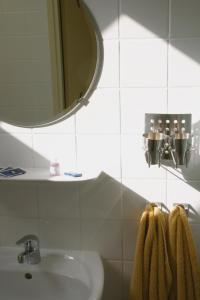 羊角村克鲁姆特的一间带水槽和镜子的浴室