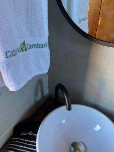 坎巴拉Cabana Cambará的浴室设有白色的卫生间和镜子