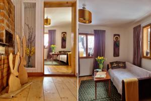拉普斯尼恩Miodowa Chata的一张沙发的客厅和客厅的两张照片