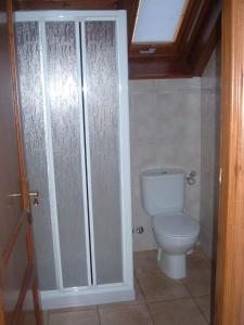 Durro卡德尔帕索尔公寓的一间带卫生间和玻璃淋浴间的浴室