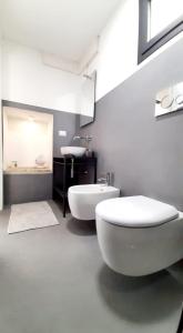 纳尔多Casina Pompiliano的浴室配有白色卫生间和盥洗盆。