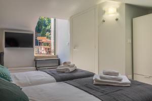波托菲诺Stella by PortofinoHomes的一间卧室配有两张带毛巾的床