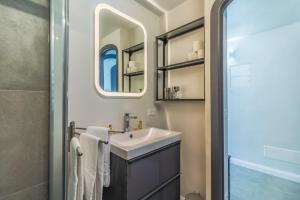 波托菲诺Stella by PortofinoHomes的一间带水槽和镜子的浴室