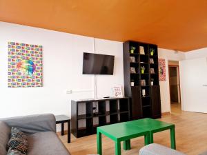 巴塞罗那Arc House Barcelona的带沙发和绿桌的客厅