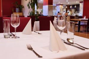 布拉迪斯拉发世博会酒店的一张带白餐巾和酒杯的桌子