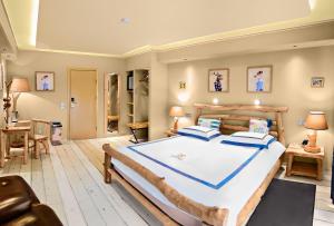多贝尔罗斯乐酒店的一间卧室配有一张带蓝色枕头的大床