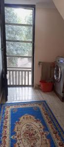 阿斯旺NUBA ONe的一间铺有地毯的房间和一台洗衣机