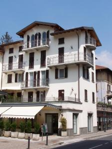 圣佩莱格里诺温泉阿伏伽德罗酒店的街道上带阳台的大型白色建筑